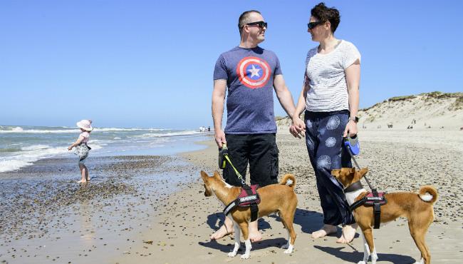 Vores nye ”Zuzugsberaterin” Johanna Mayrberger er her fotograferet på stranden i Hvide Sande sammen med sin mand, deres datter og to hunde